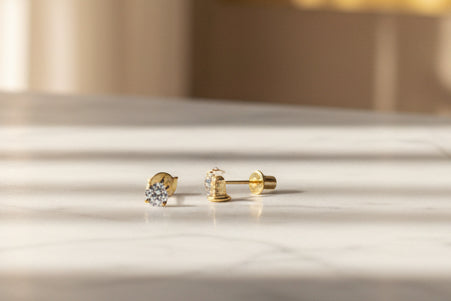 Brinco ponto de luz em ouro 18k