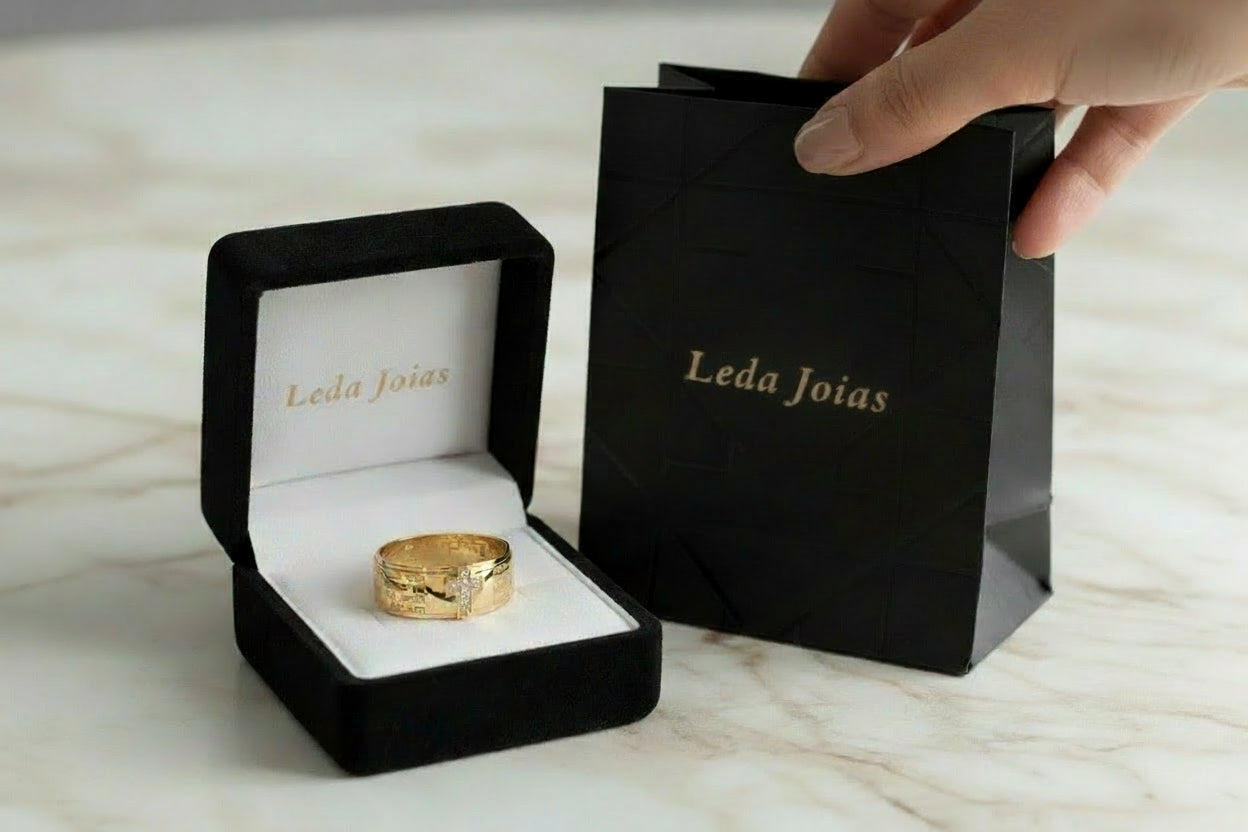 Anel em Ouro 18k com 7 pedras de zircônio