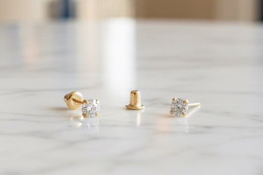 Brinco ponto de luz em ouro 18k