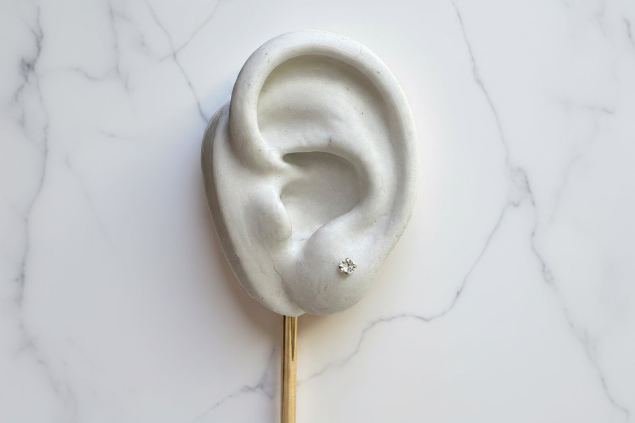 Brinco ponto de luz em ouro 18k